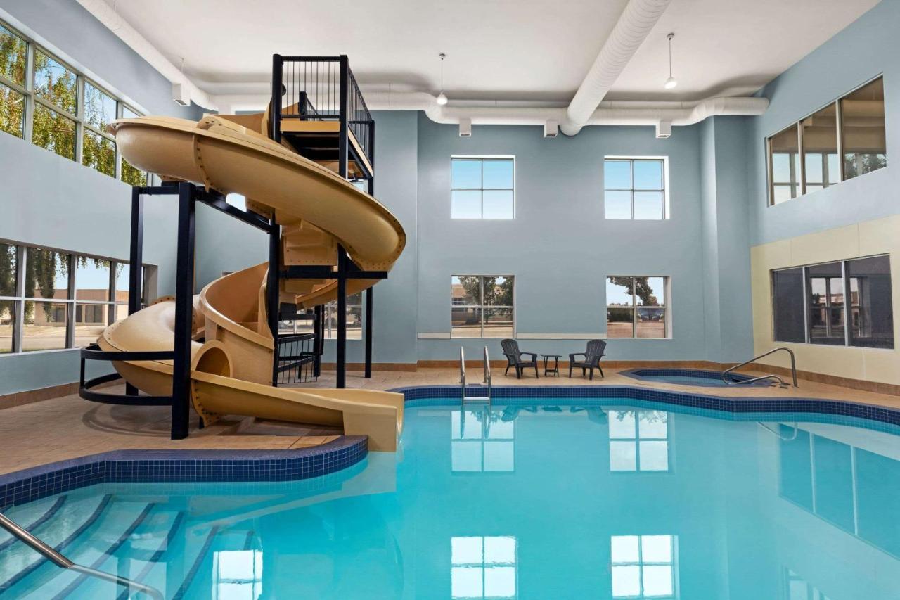 Hotel Wingate By Wyndham Lethbridge Exterior foto